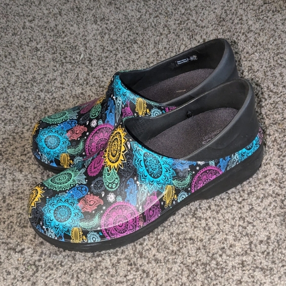 CROCS Shoes - Crocs Lock Non Slip Nursing Clogs Women's Size 8